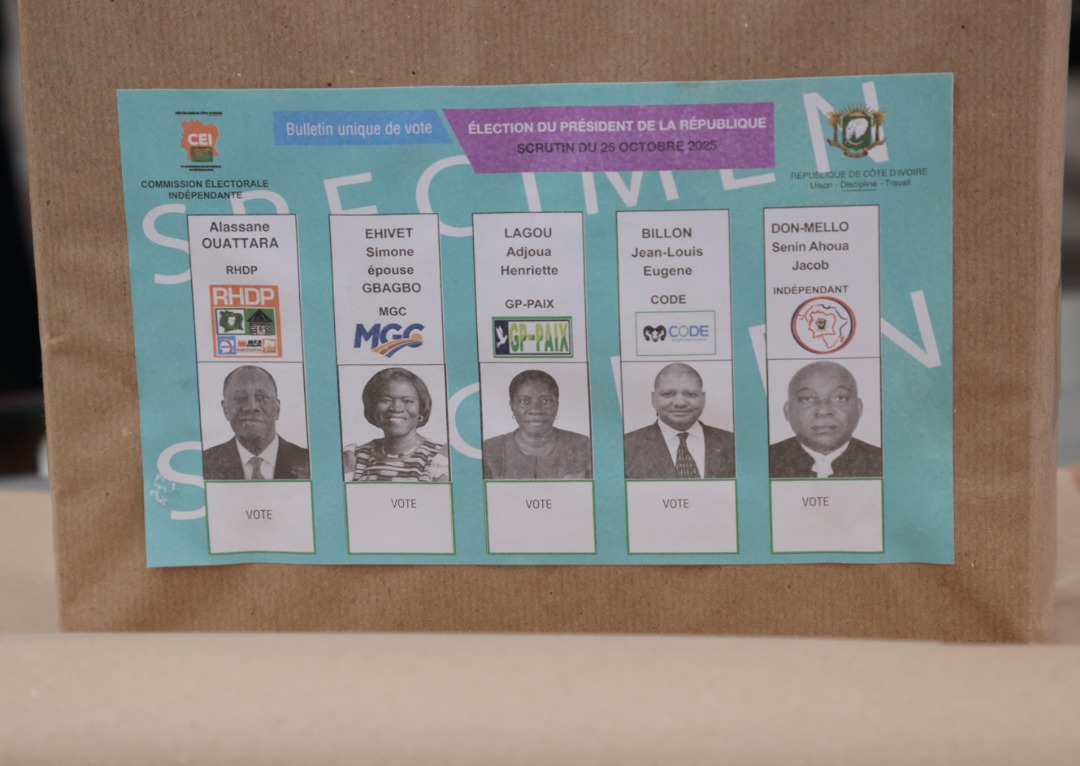 Présidentielle 2025 : la CEI remet affiches et spécimens de bulletins aux 5 candidats