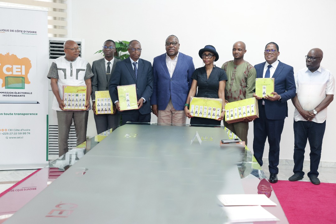 Législatives ivoiriennes 2025 : la CEI remet le matériel électoral aux candidats